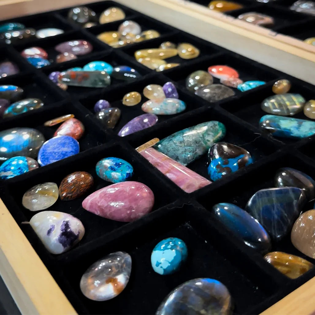 CABOCHONS